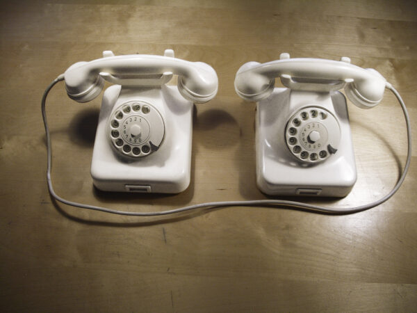 Hans-Peter Feldmann, Zwei weiße Telefone, undatiert, 20 x 60 x 30 cm, Ursula Feldmann - Hans-Peter-Feldmann Estate, © VG Bild-Kunst, Bonn 2025