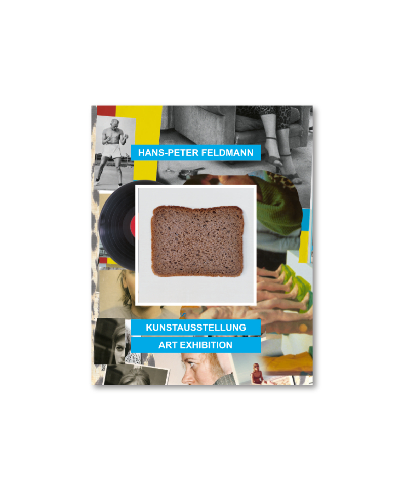 Plakat einer Kunstausstellung mit einer Scheibe Schwarzbrot in der Mitte über einer Fotocollage und blauen Textstreifen in Deutsch und Englisch.