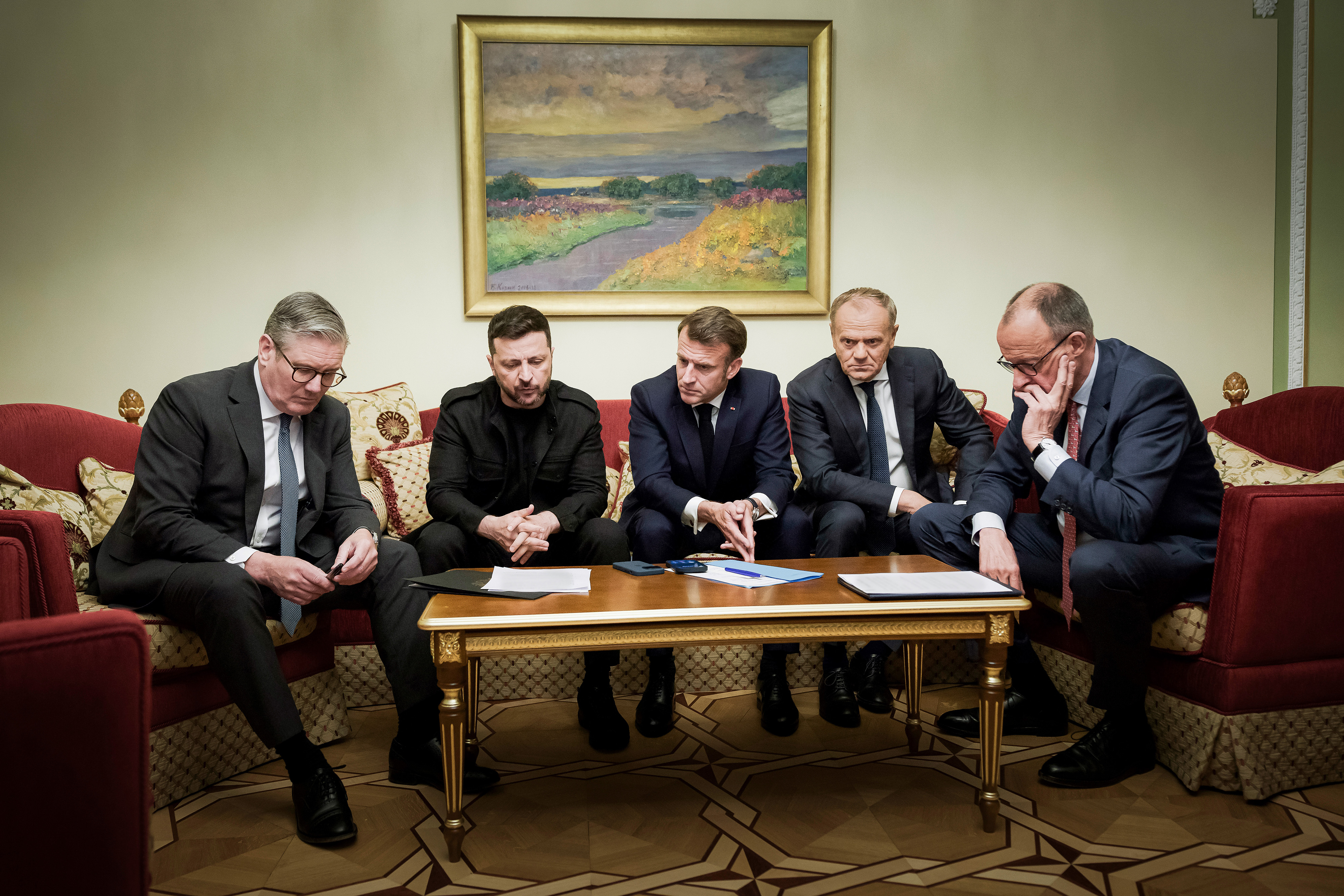 Bundeskanzler Friedrich Merz (r.) während eines Telefonats mit US-Präsidenten Donald Trump anlässlich eines Treffens der 