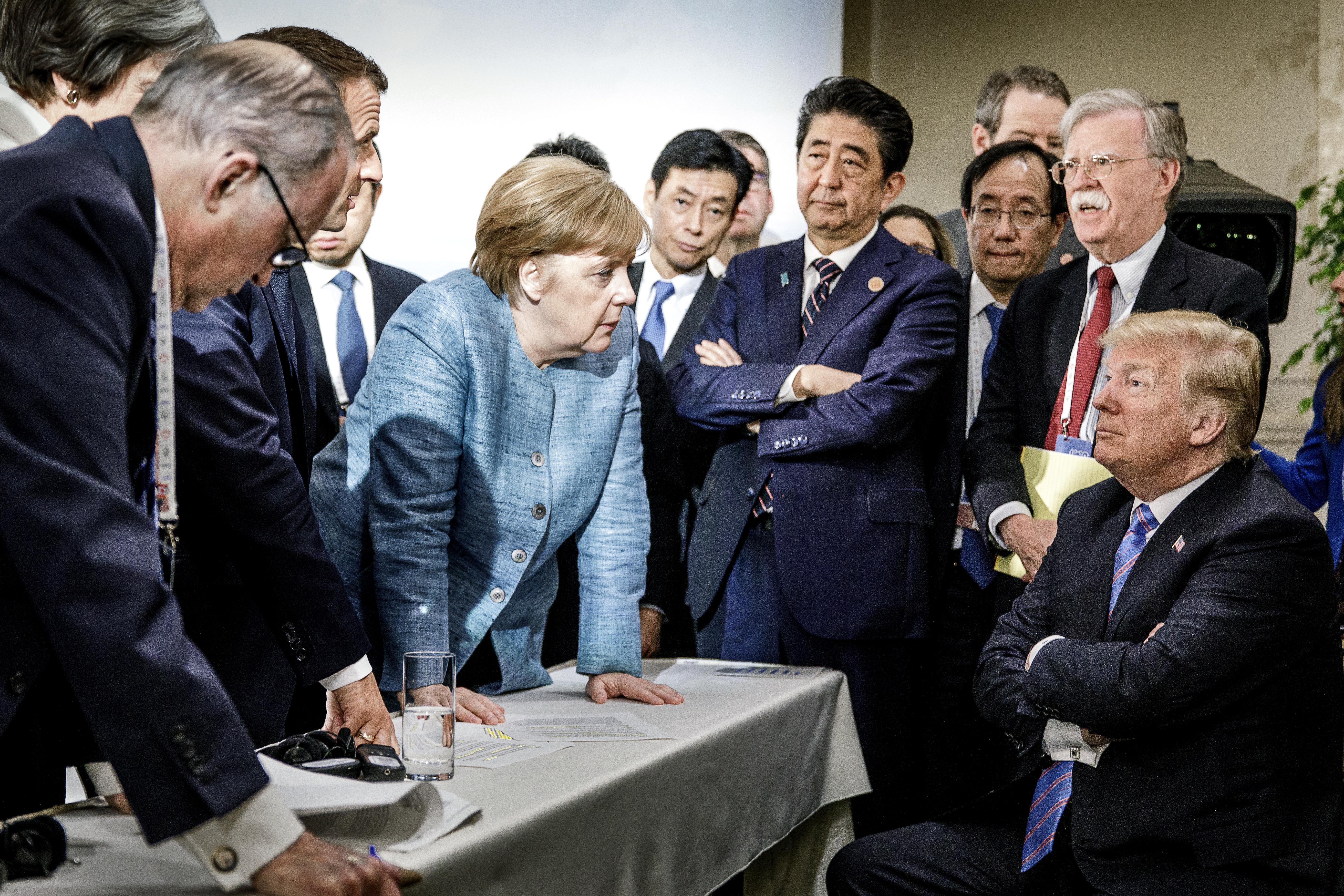 Bundeskanzlerin Angela Merkel bei Beratungen am Rande der offiziellen Tagesordnung während des G7-Gipfles im Hotel Fairmont Le Manoir Richelieu, 2018, Tintenstrahldruck, 30 x 45cm, Foto: © Jesco Denzel
