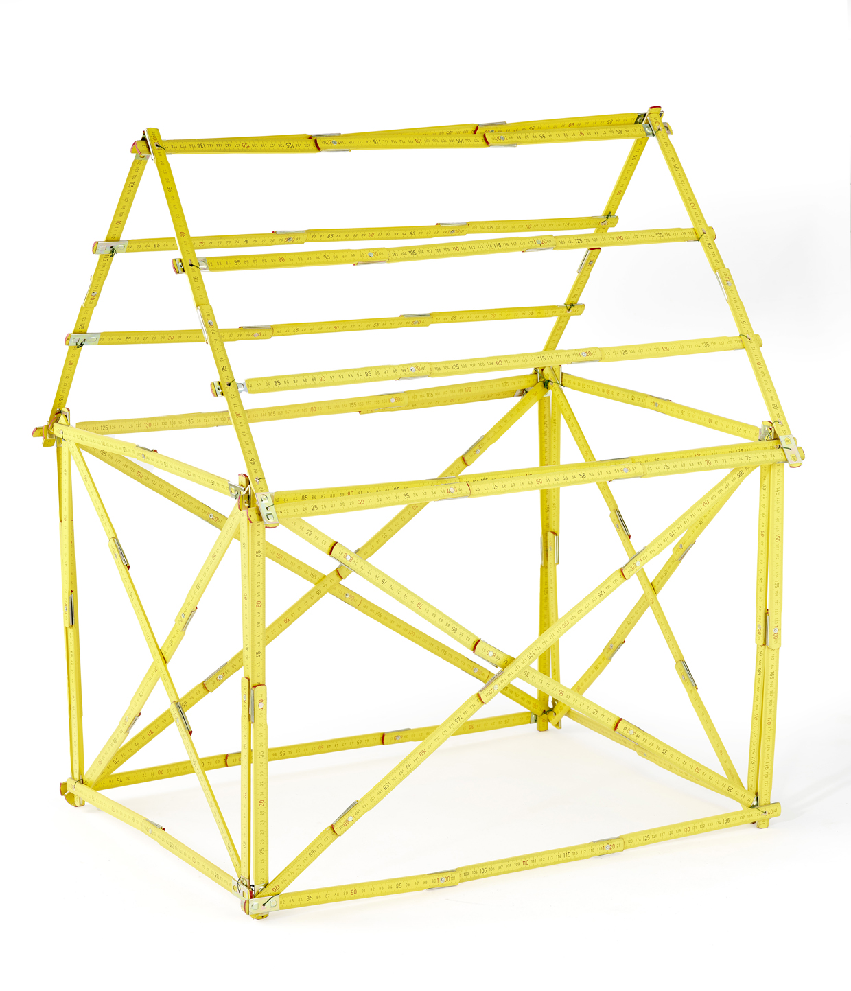 Hans-Peter Feldmann, Zollstockhaus, ca. 2000, Zollstöcke, Draht, 78 x 64 x 47 cm, Kunstpalast, Düsseldorf, Foto: Kunstpalast, Düsseldorf – LVR-ZMB – Annette Hiller, © VG Bild-Kunst, Bonn 2025