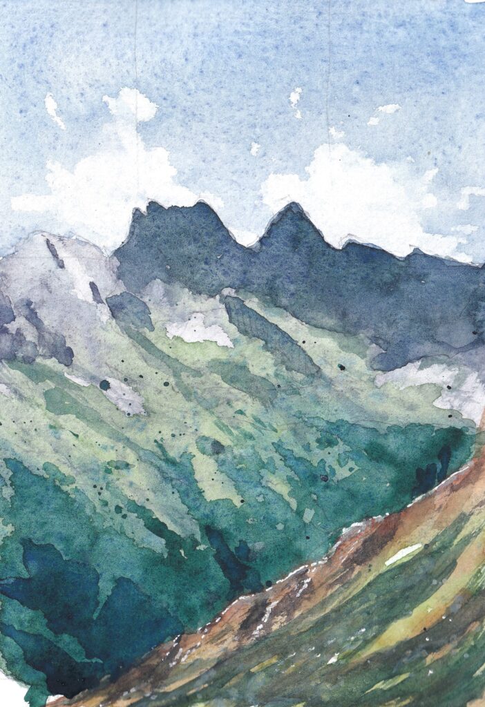 Aquarellmalerei von grünen Bergen mit scharfen Gipfeln unter einem blauen Himmel mit verstreuten weißen Wolken.