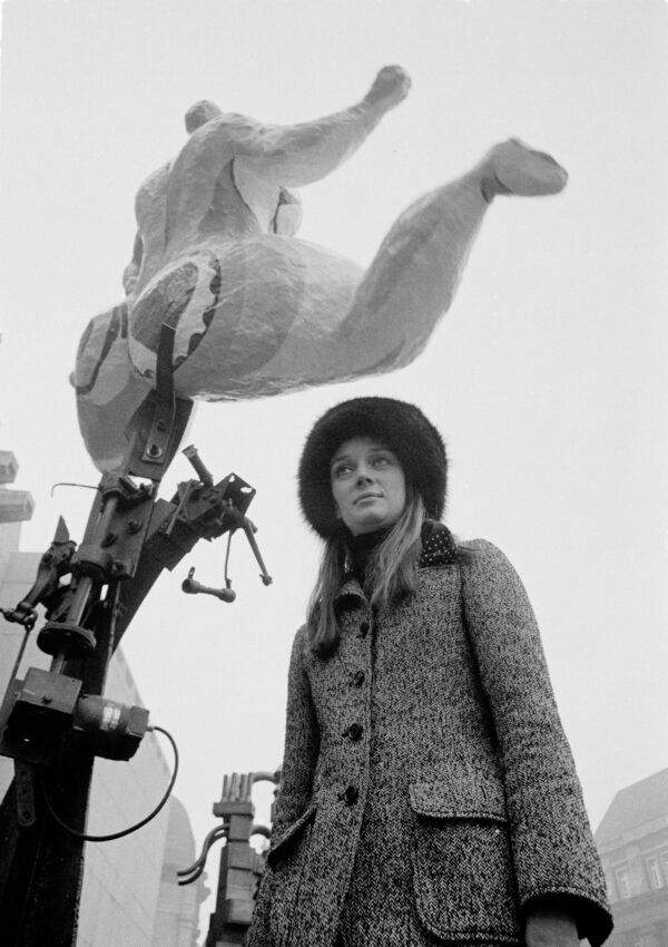 Niki de Saint Phalle vor der Eröffnung ihrerEinzelausstellung im Kunstverein für dieRheinlande und Westfalen in Düsseldorfam 19. November 1968Foto: Brigitte Hellgoth
