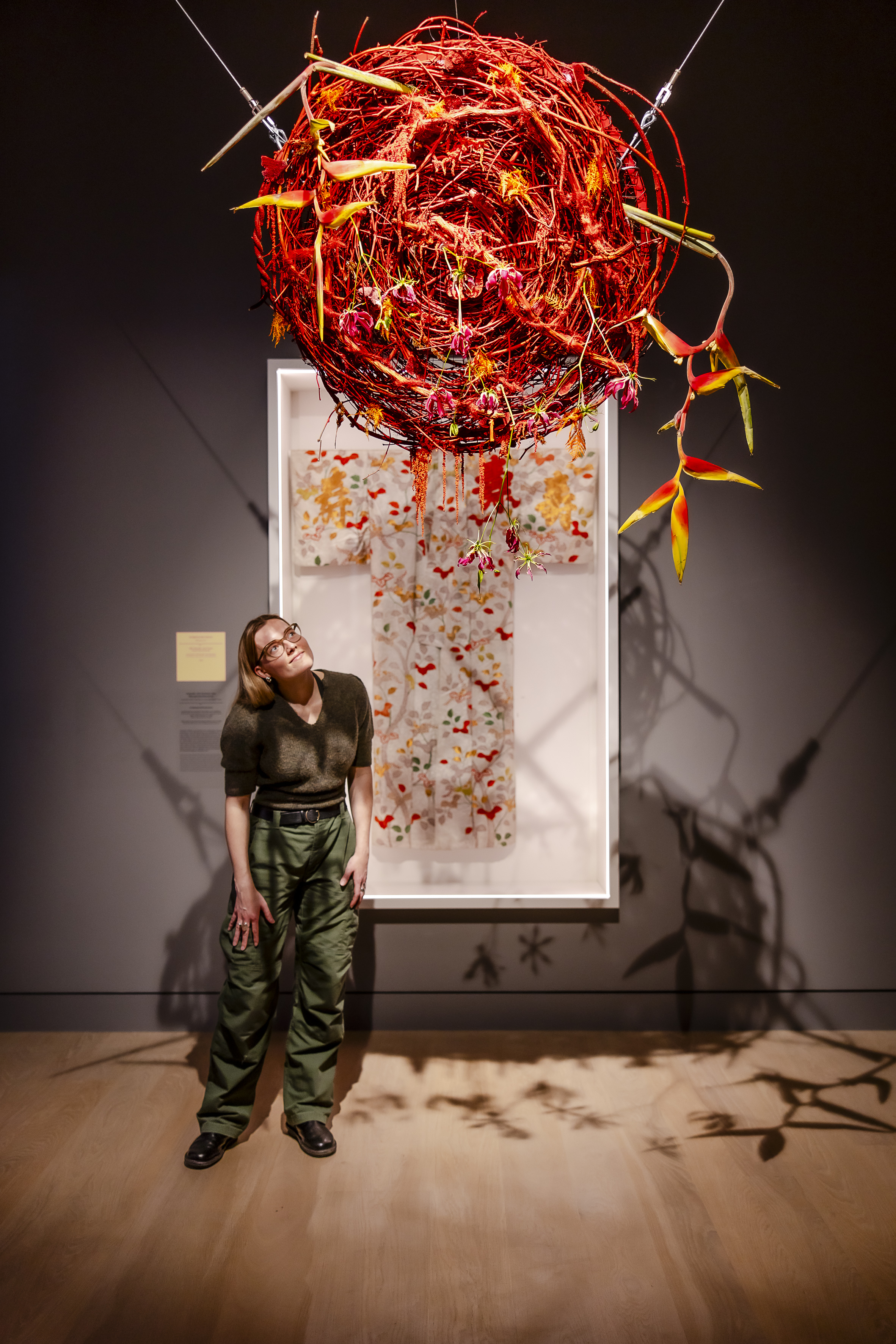 Aufgehende Sonne, Alla Mandic und Team, Nymph Blumendesign, Gewand „Kosode mit Motiven des Blauglockenbaums“ ao