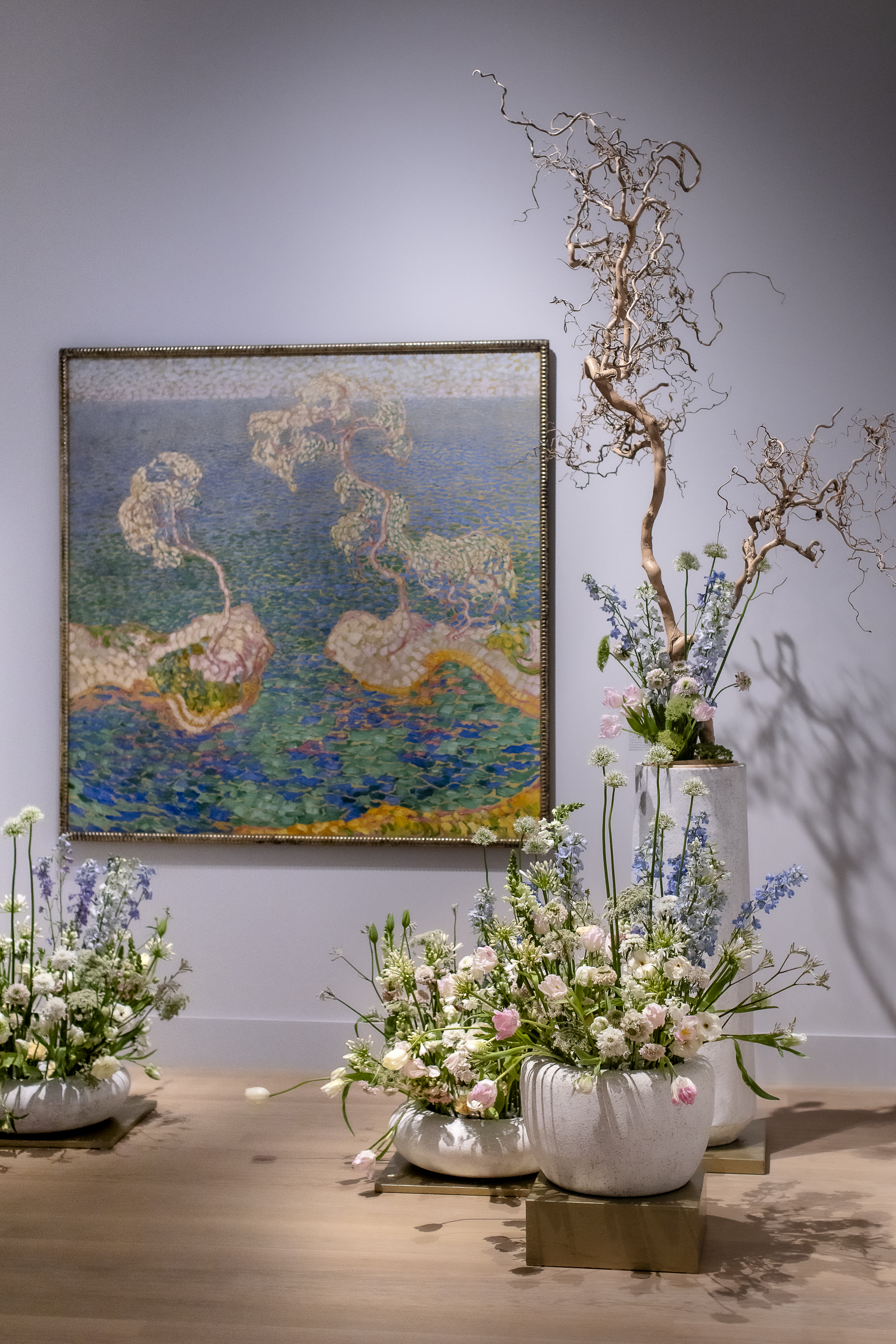 Blumenarrangement in der Ausstellung 