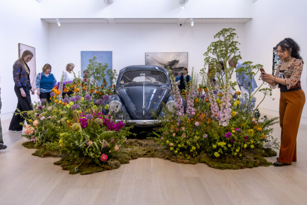 Im Aufbruch, Dominik Zelles, Victor Breuer Floristikmeister //VW Käfer Ovali, Export ModellFoto: Anne Orthen