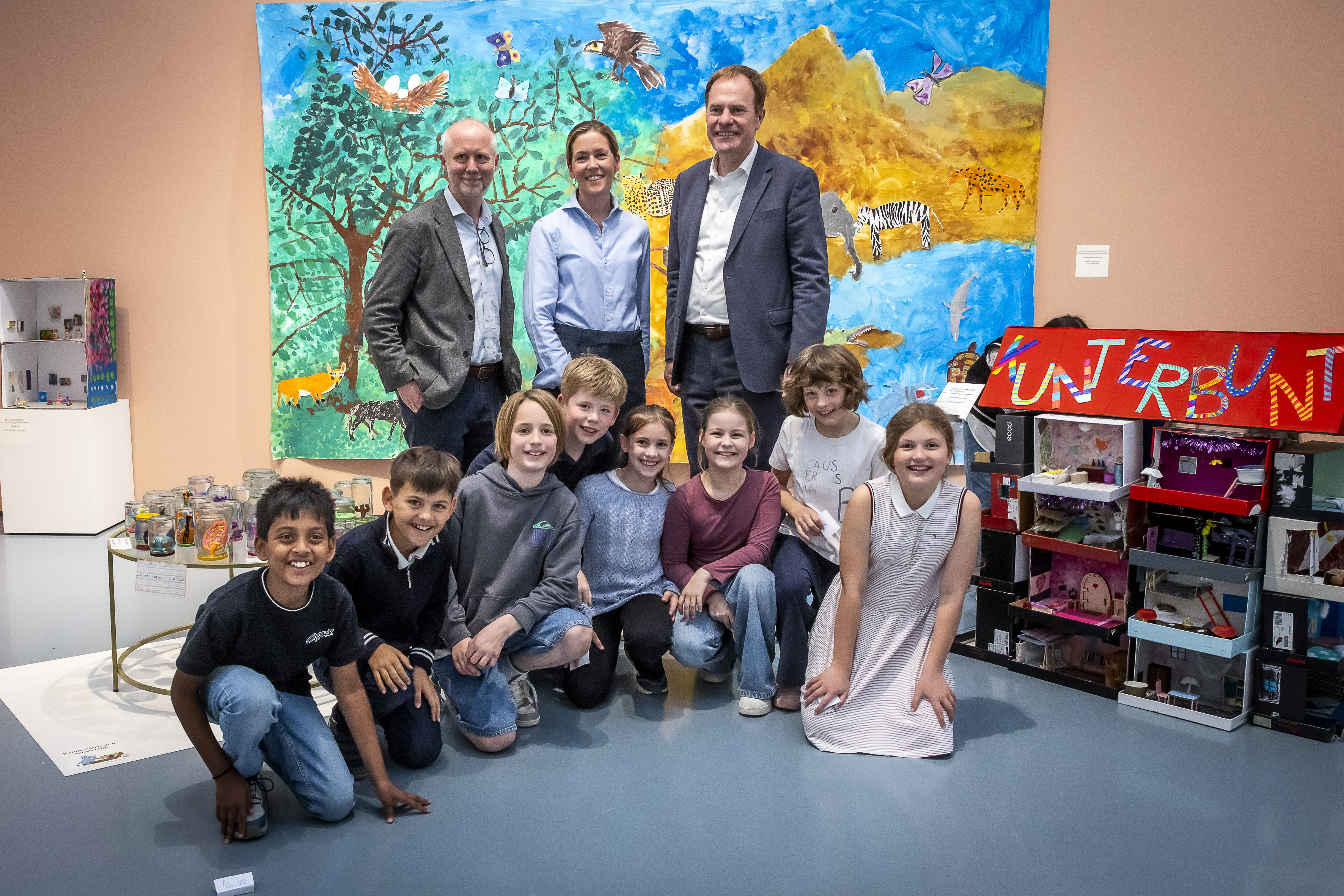 Generaldirektor Felix Krämer, Kuratorin Friederike van Delden und Oberbürgermeister Stephan Keller mit einer Gruppe Schülerinnen und Schüler