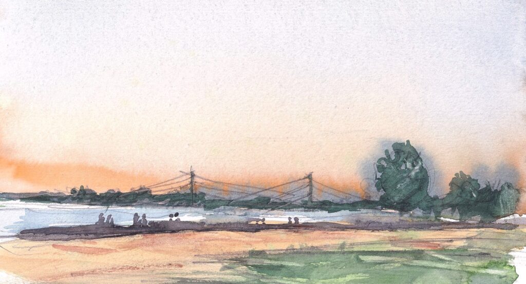 Aquarell eines Flussufers bei Sonnenuntergang mit Silhouetten von Menschen, Bäumen und einer entfernten Hängebrücke unter einem orangefarbenen Himmel.