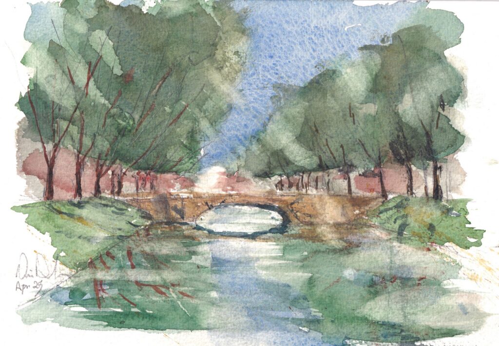 Aquarell einer Steinbrücke über einen Fluss, gesäumt von Bäumen und unter einem blauen Himmel.