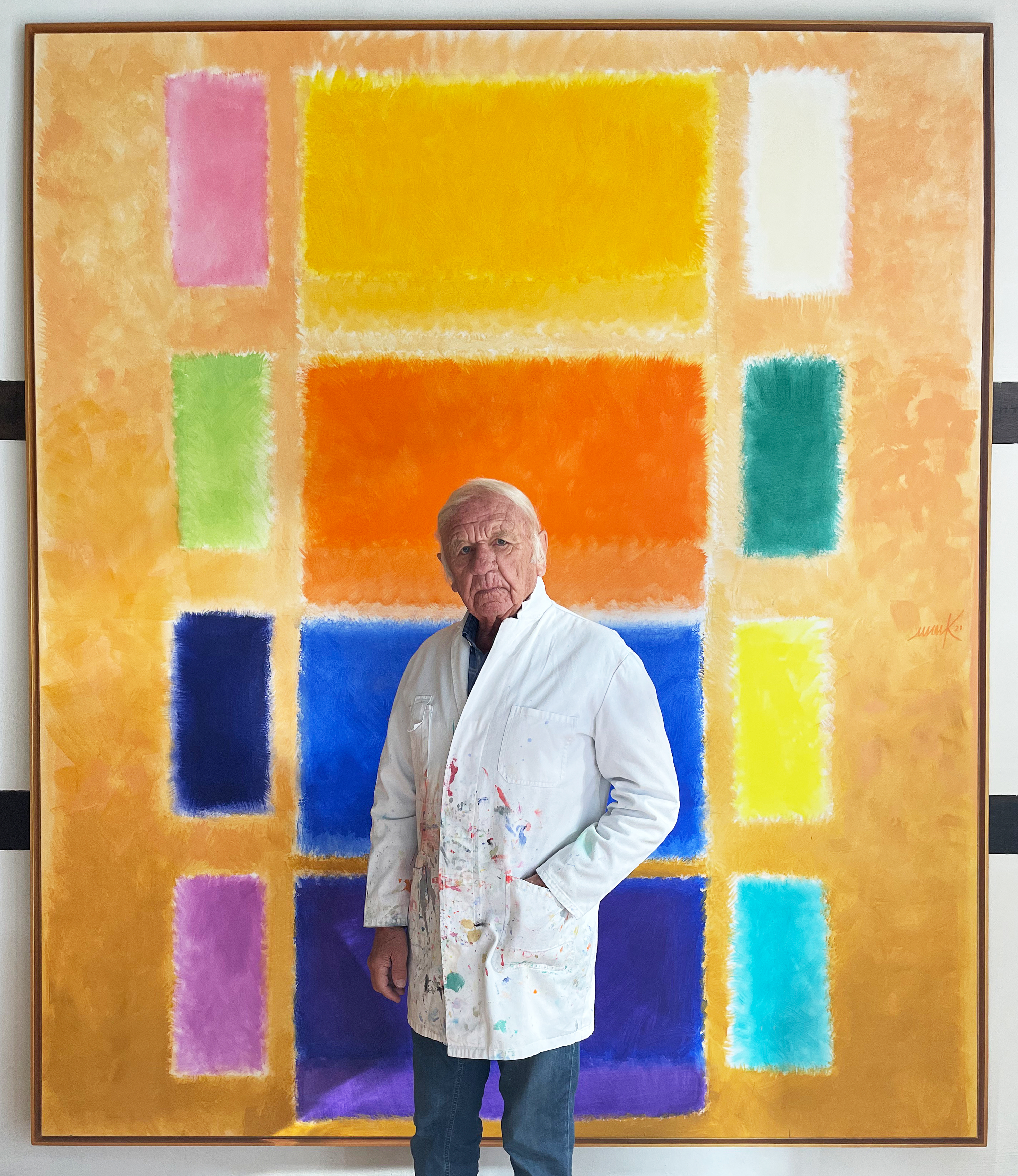 Heinz Mack im September 2022 vor einer im Jahr 2021 entstandenen Chromatischen Konstellation, 2022, Foto: Archiv Atelier Mack, VG Bild-Kunst, Bonn, 2026