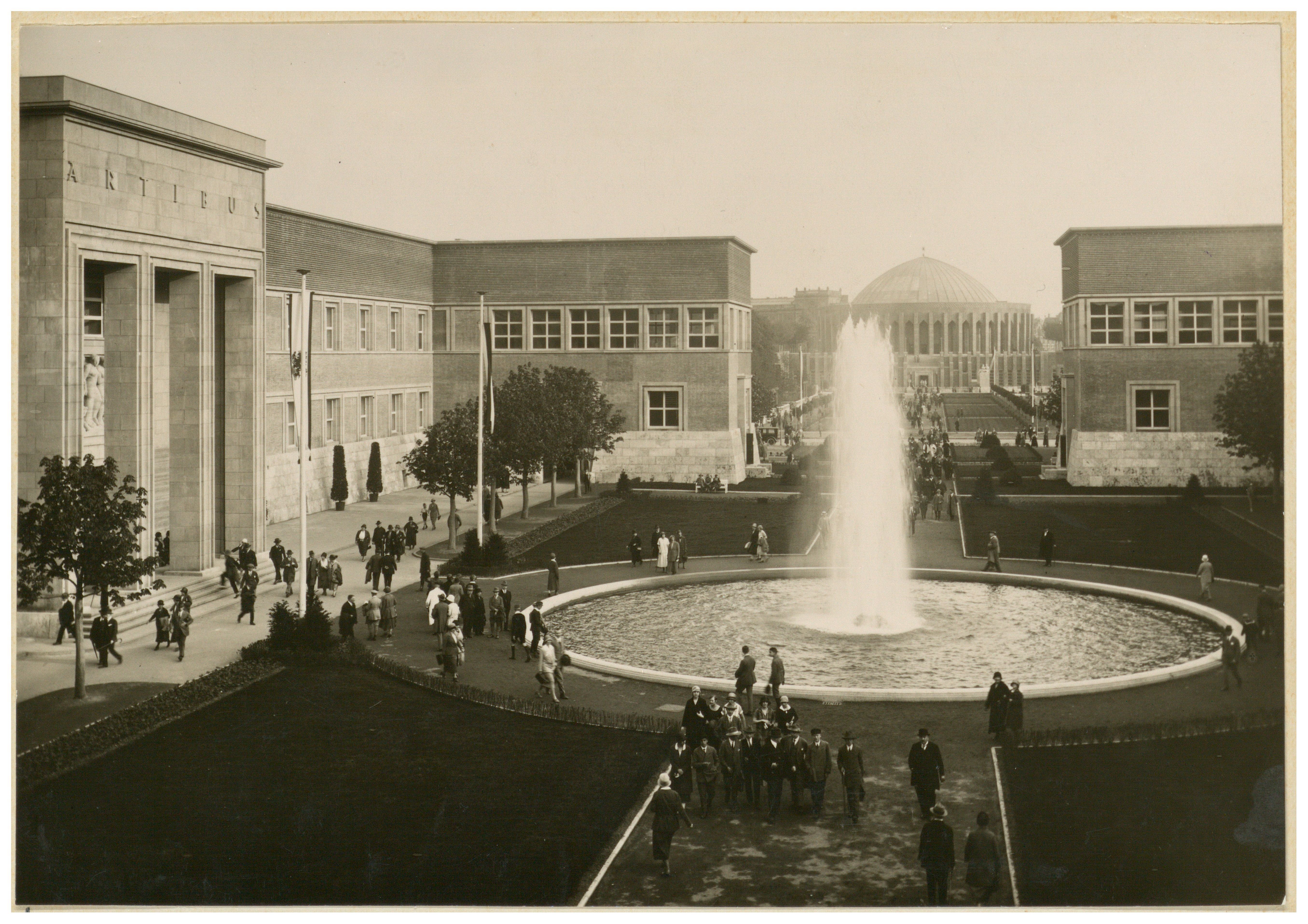 Ausstellungspromenade auf der „GeSoLei“, 1926: Blick nach Süden; links der Pavillon der Düsseldorfer Nachrichten, dahinter das Haus des Brauerbundes, der Henkel-Pavillon und die Ausstellungsbauten im Ehrenhof mit Planetarium, Foto: Julius Söhn, 1926