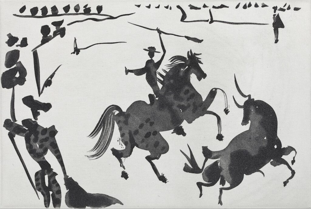 Schwarze Tuschezeichnung eines Stierkämpfers zu Pferd, der einem Stier gegenübersteht, mit abstrakten Figuren und Zuschauern im Hintergrund.