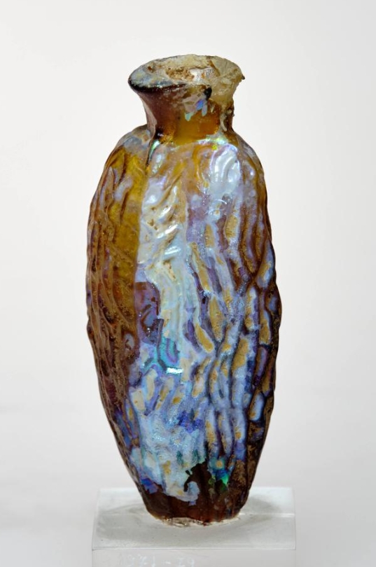 Unbekannt, Dattelflakon, 1. Jahrhundert n. Chr., Bernsteinfarbenes Glas, in vierteiligem Model geblasen, 6,9 x 2,8 cm, Kunstpalast, Düsseldorf, Foto: Kunstpalast, Düsseldorf
