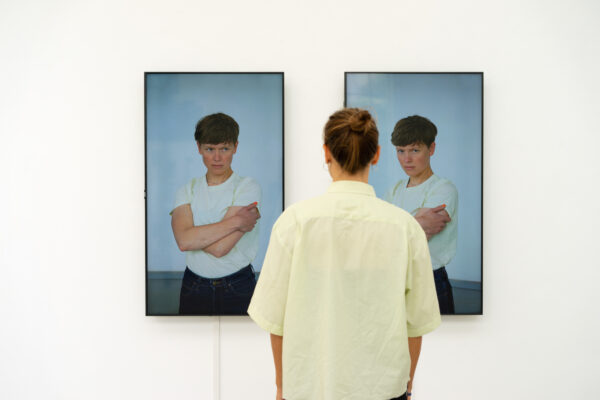 Sophie Meuresch, Astrid (Doppel), 2-Kanal Video, 6:42 min (loop), 2022, 55 Zoll Screens, Ausstellungsansicht Michael Horbach Stiftung, Köln, © Sophie Meuresch / VG Bild-Kunst, Bonn 2026, Courtesy of the artist