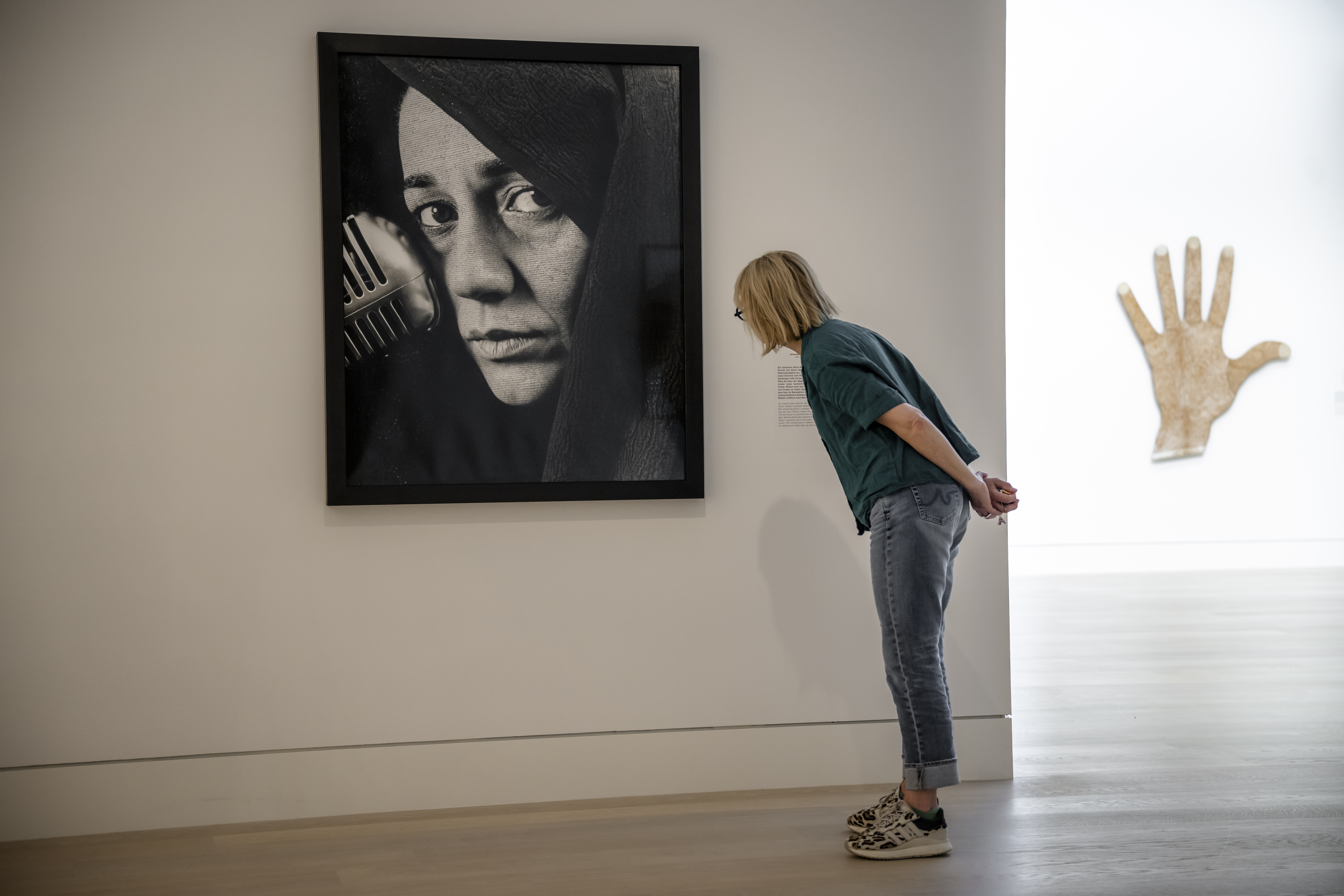 Besucherin betrachtet eine Fotografie in der Sammlung
