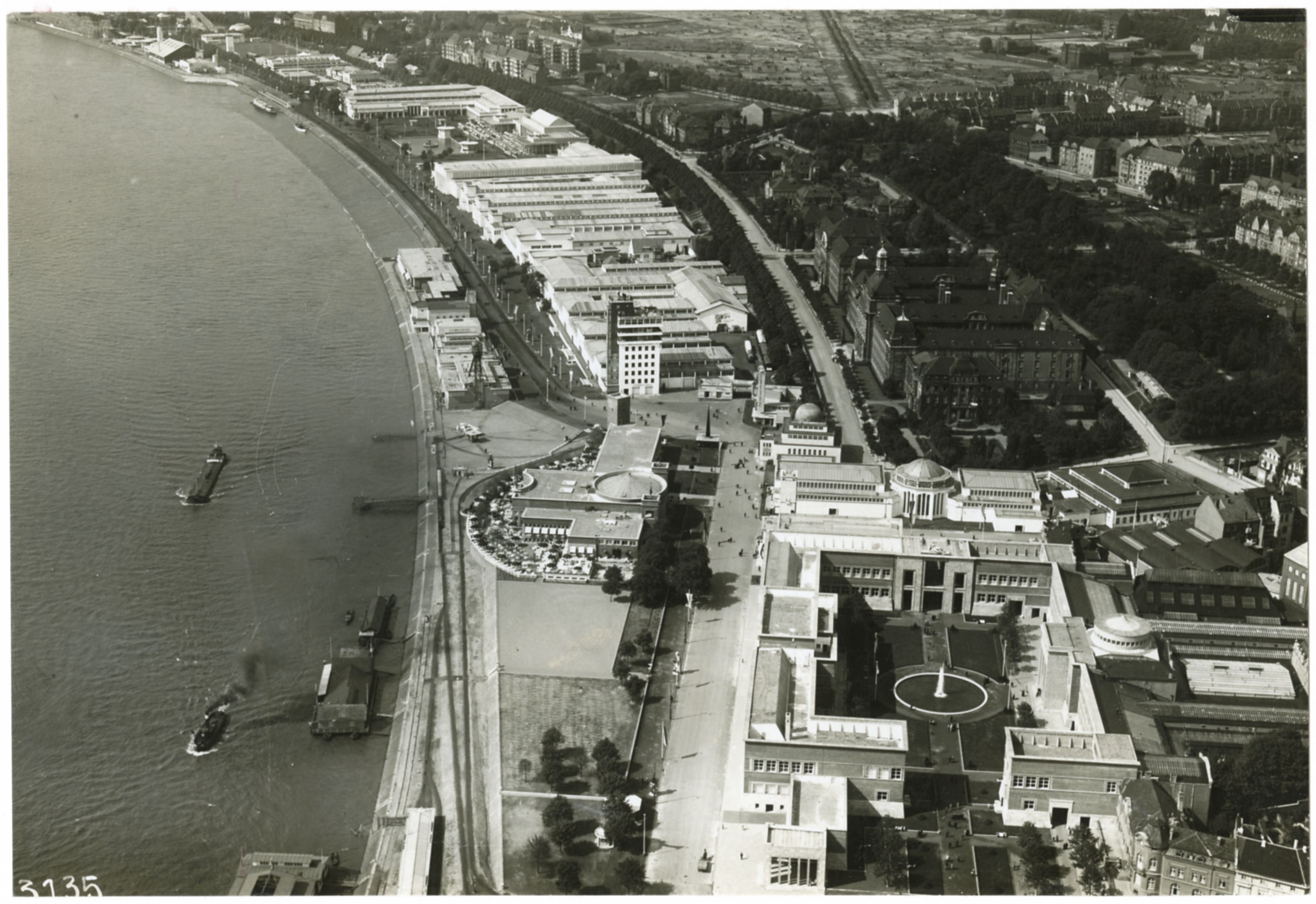 Foto: GeSoLei, 1926, Blick von Süden auf das Ausstellungsgelände, im Vordergrund: Ehrenhof und Rheinterrassen